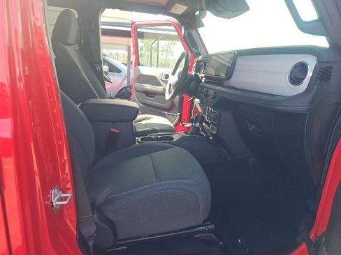 Used 2025 Jeep Wrangler Unlimited Sahara image 2