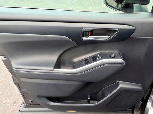 Used 2024 Toyota Highlander XLE image 17