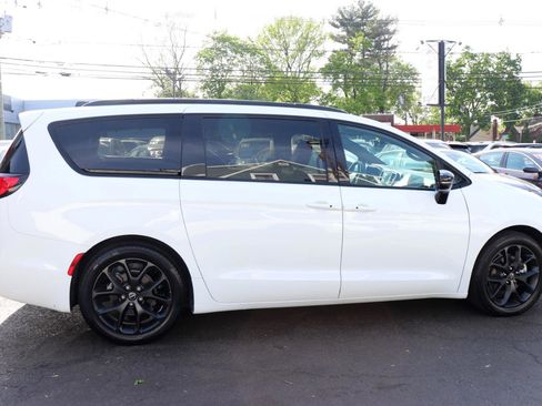 Used 2025 Chrysler Pacifica Limited FWD image 6