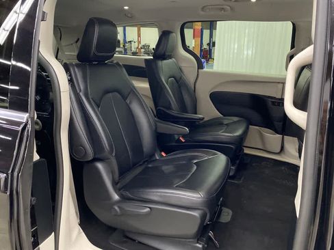 Used 2024 Chrysler Pacifica Limited FWD image 16