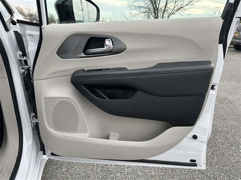 Used 2024 Chrysler Pacifica Select image 8