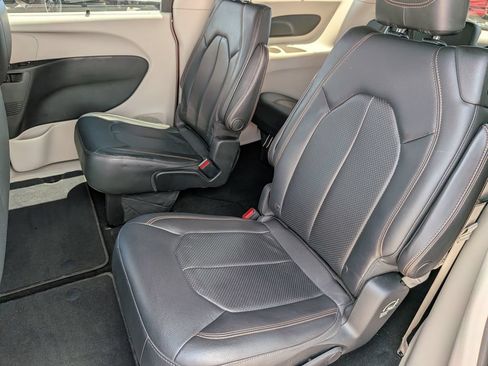 Used 2018 Chrysler Pacifica Touring-L w/ Tire & Wheel Group FWD image 27