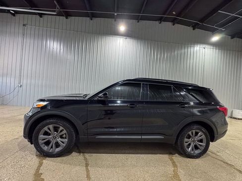 Used 2023 Ford Explorer XLT w/ XLT Sport Appearance Package AWD/4WD image 2