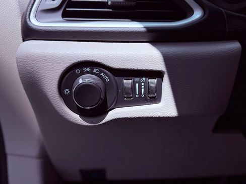 Used 2023 Chrysler Voyager LX image 22