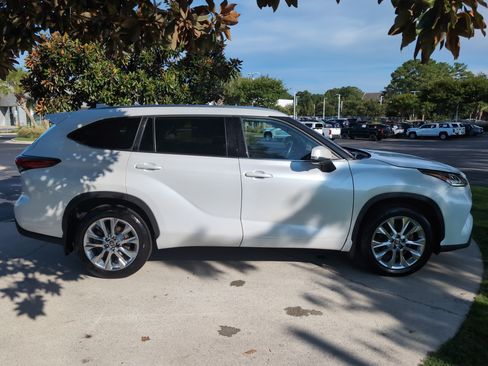 Used 2023 Toyota Highlander Limited FWD image 11