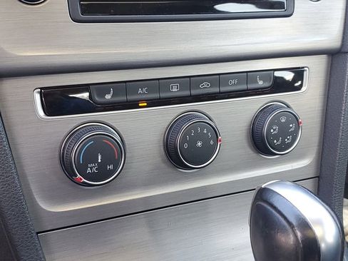 Used 2017 Volkswagen Golf S image 25