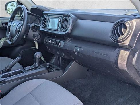 Used 2018 Toyota Tacoma SR5 AWD/4WD image 20