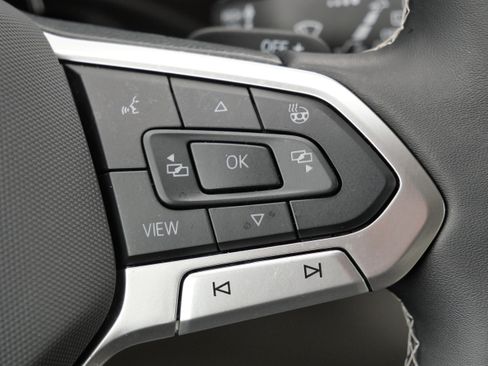 Certified 2025 Volkswagen Atlas SE image 30