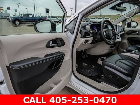 Used 2024 Chrysler Pacifica Touring-L AWD/4WD image 29