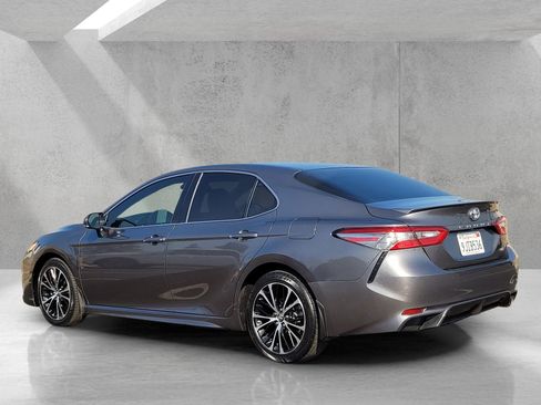 Used 2018 Toyota Camry LE image 6