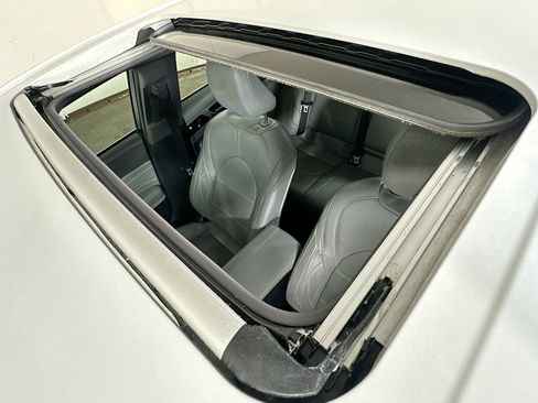 Used 2019 Toyota Avalon Limited image 21