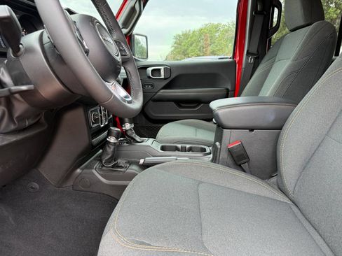 Used 2025 Jeep Wrangler Unlimited Sahara AWD/4WD image 28