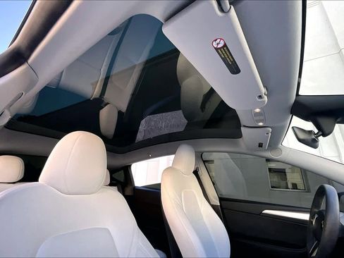 Used 2024 Tesla Model Y Performance image 12