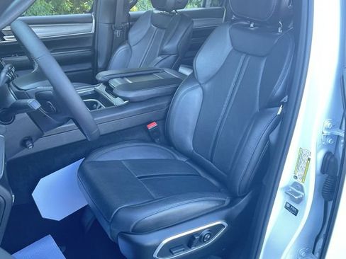 Used 2025 Jeep Wagoneer Series II AWD/4WD image 19