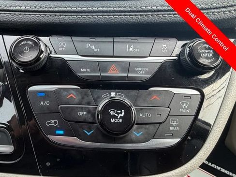 Used 2023 Chrysler Pacifica Limited FWD image 15