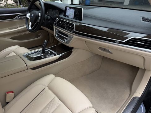 Used 2019 BMW 750i image 20