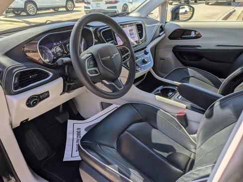 Used 2022 Chrysler Pacifica Limited image 11