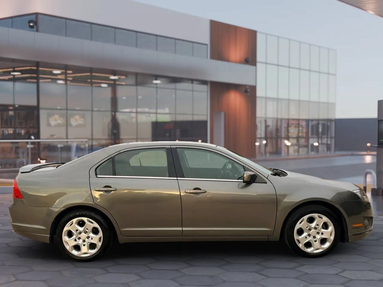 Used 2010 Ford Fusion SE FWD image 4