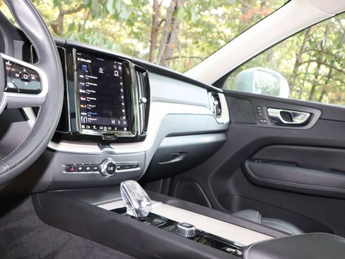 Used 2022 Volvo XC60 B5 Inscription w/ Advanced Package image 11