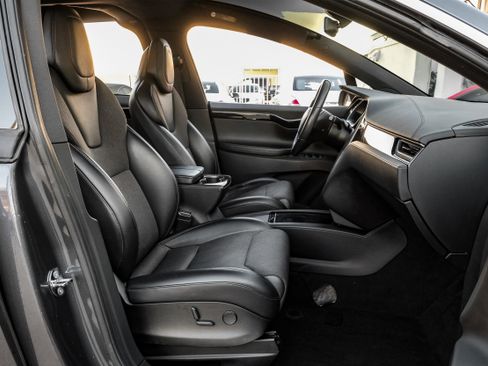 Used 2018 Tesla Model X 75D image 36