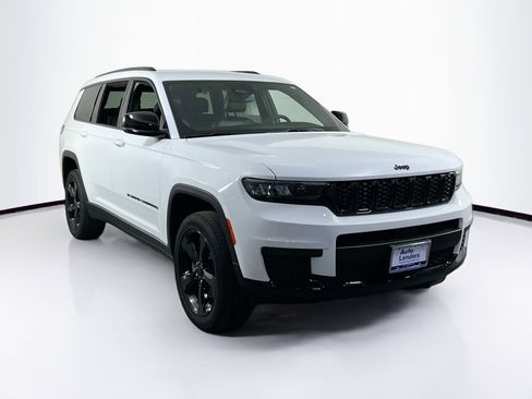 Used 2023 Jeep Grand Cherokee L Laredo image 3