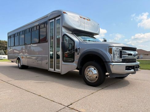 Used 2019 Ford F550 2WD Regular Cab Super Duty image 4