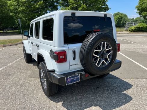 Used 2025 Jeep Wrangler Unlimited Sahara AWD/4WD image 8