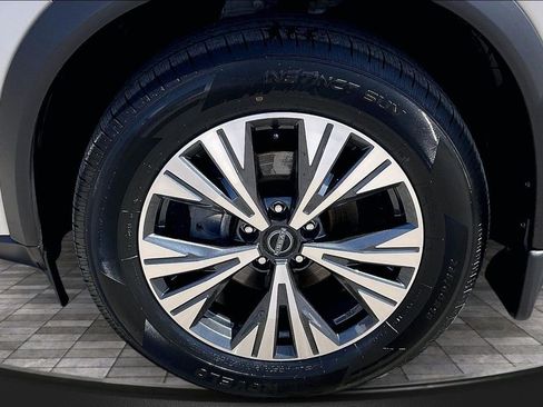 Used 2023 Nissan Rogue SV FWD image 9