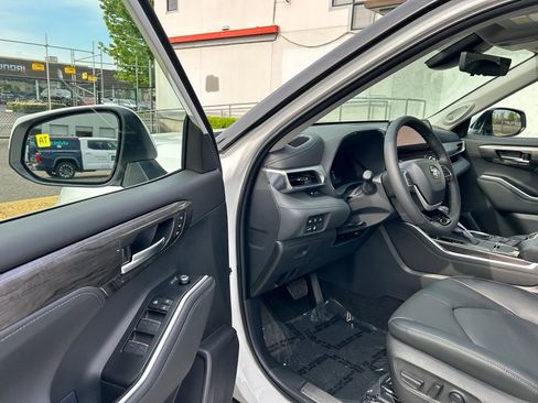 New 2026 Toyota Highlander Platinum AWD/4WD image 9