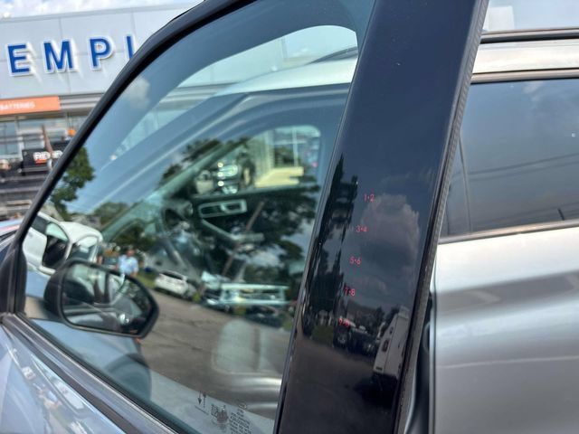 Used 2022 Ford Explorer XLT w/ Equipment Group 202A AWD/4WD image 12