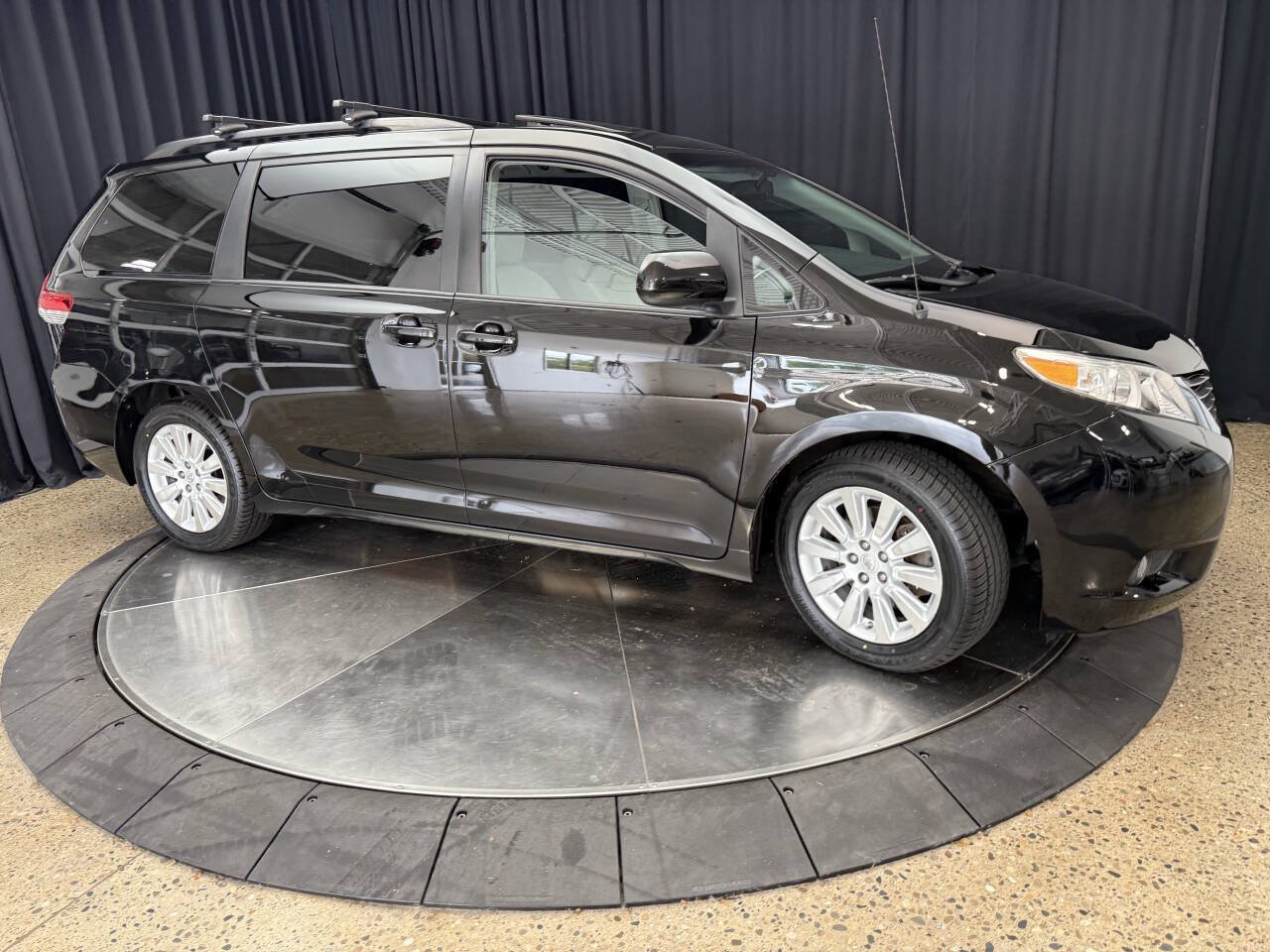 Used 2013 Toyota Sienna XLE AWD/4WD image 10