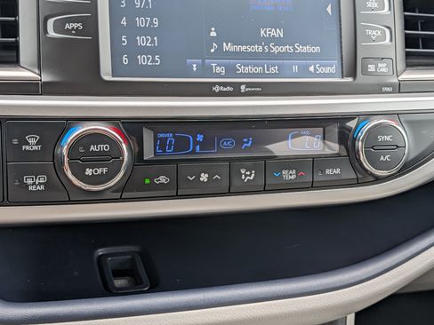 Used 2015 Toyota Highlander XLE AWD/4WD image 23
