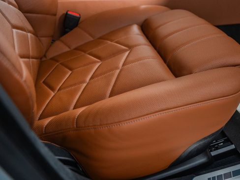 Used 2025 BMW 750e xDrive image 36