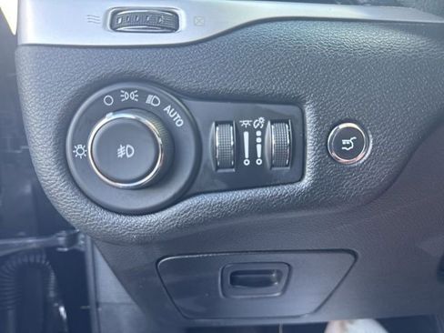 Used 2018 Jeep Cherokee Latitude Plus w/ Comfort/Convenience Group image 21