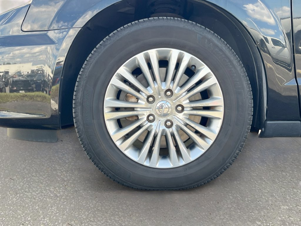 Used 2014 Chrysler Town & Country Touring-L FWD image 30