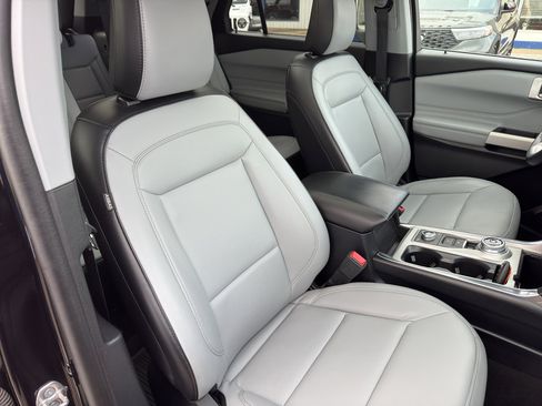 Used 2021 Ford Explorer XLT w/ XLT Sport Appearance Package image 39