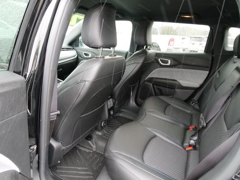 Used 2024 Jeep Compass Latitude image 15