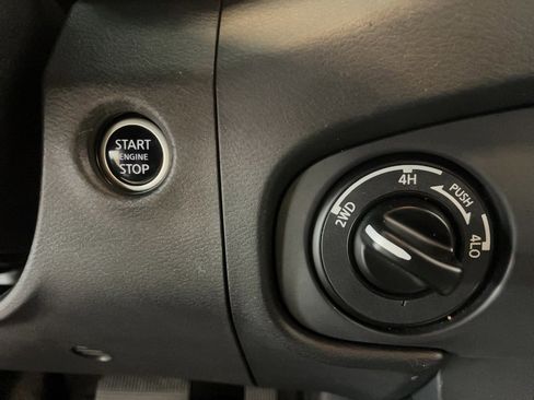 Used 2024 Nissan Frontier SV w/ SV Convenience Package image 12