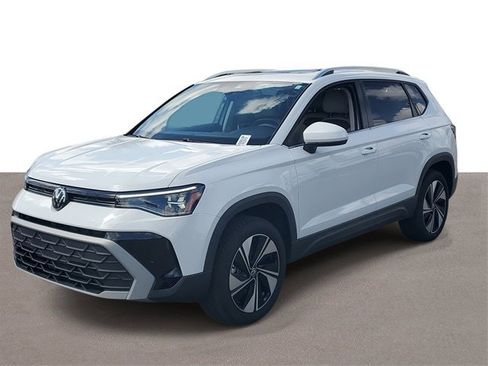 Certified 2025 Volkswagen Taos SE w/ Panoramic Sunroof Package image 2