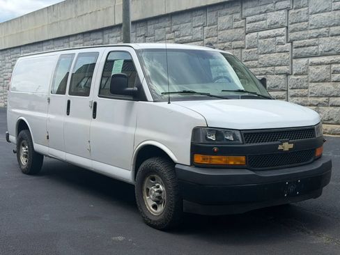 Used 2018 Chevrolet Express 2500 Extended w/ Driver Convenience Package RWD image 4