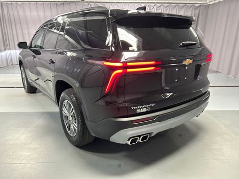 Used 2025 Chevrolet Traverse LT w/ Enhanced Driving Package image 5