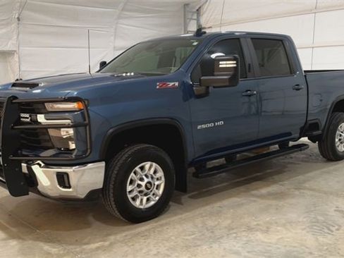 Used 2024 Chevrolet Silverado 2500 LT w/ Convenience Package image 4
