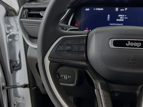 Used 2024 Jeep Grand Cherokee Limited image 19