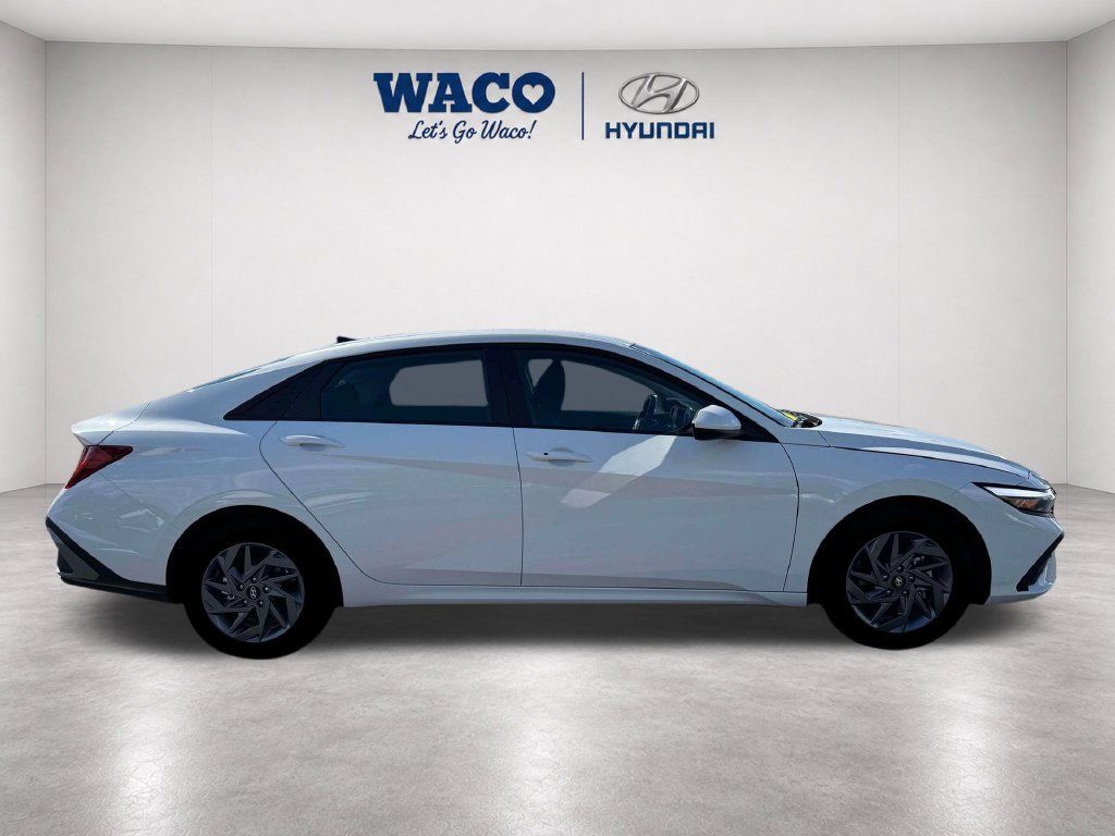 Used 2026 Hyundai Elantra Hybrid FWD image 11
