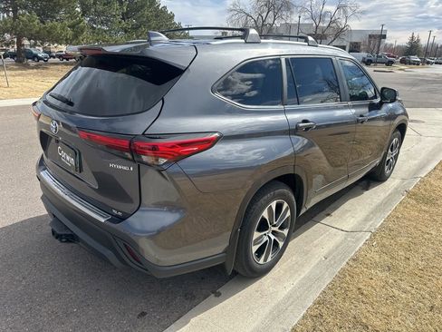 Used 2023 Toyota Highlander XLE image 3