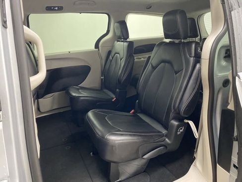 Used 2024 Chrysler Pacifica Touring-L image 16