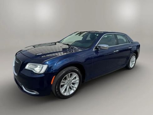 Used 2017 Chrysler 300 C RWD image 10