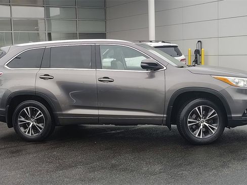 Used 2016 Toyota Highlander XLE image 2