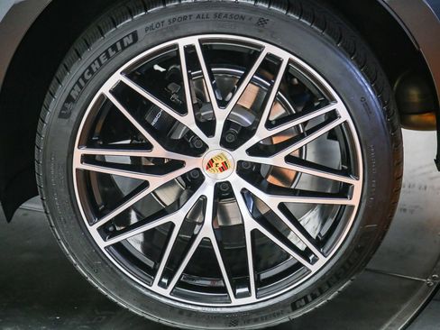 Certified 2025 Porsche Macan AWD/4WD image 14