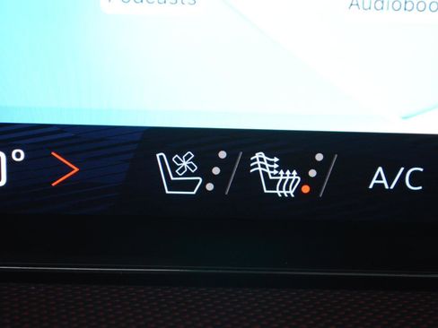 Used 2024 Chevrolet Traverse RS image 30